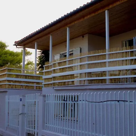 ευχάριστη βίλα, 90 μέτρα από τη θάλασσα Agioi Theodoroi (Corinthia)